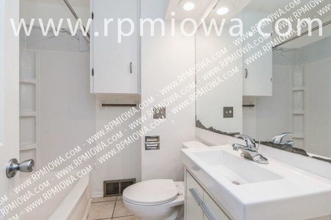 Building Photo - 1806 Larnard Dr