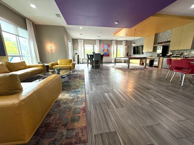 Building Photo - Luxurious Penthouse Studio condo at Zilker