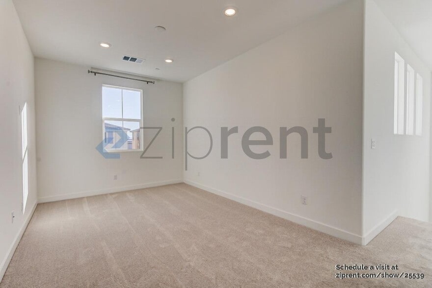 Building Photo - Unit