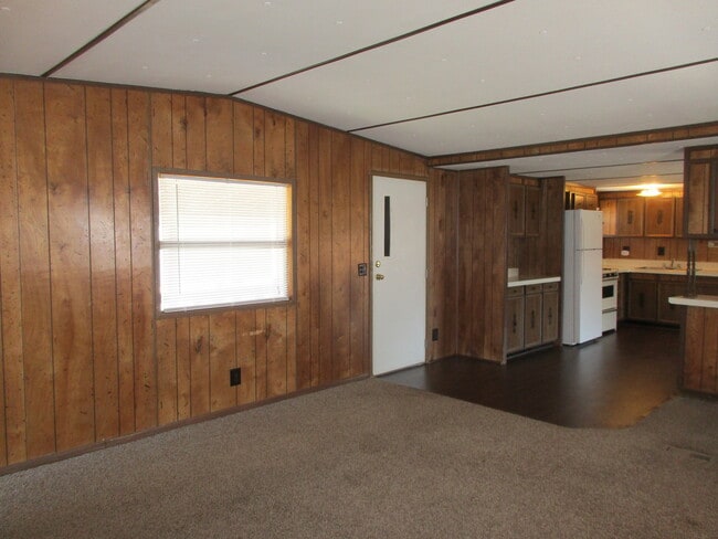 Building Photo - 2 bedroom 1.5 bath with Covered Deck and C...