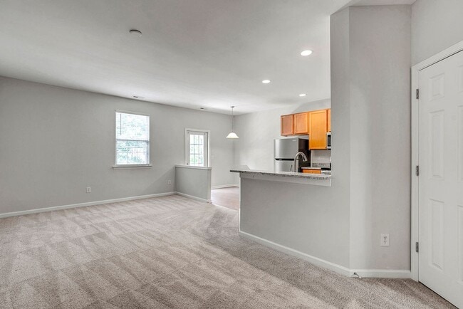 Building Photo - BEAUTIFUL TOWNHOUSE WITH COMMUNITY POOL