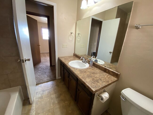 Building Photo - Great Location! Central Edmond!