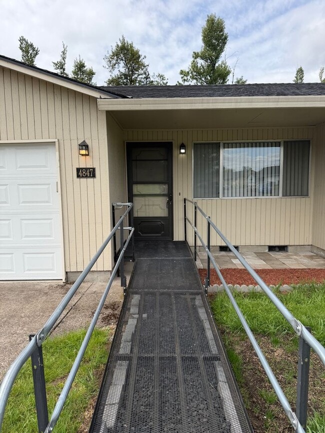 Building Photo - Updated single level 2 bed/1 bath duplex in Thurston!