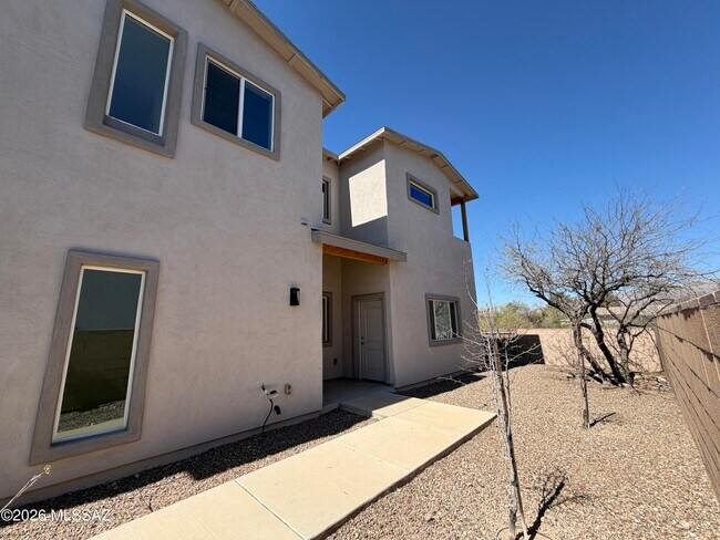 Building Photo - 3329 E Glenn St