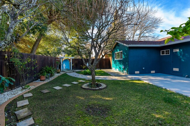 Building Photo - Beautifully remodeled 3-bedroom, 2-bathroo...