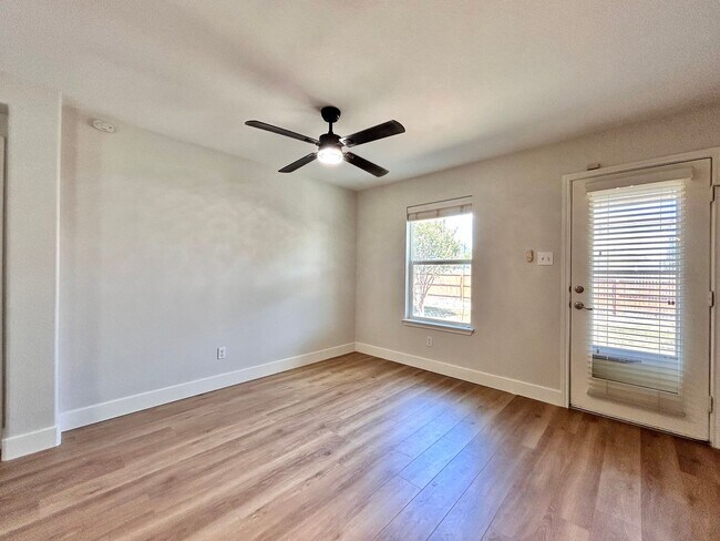 Building Photo - Inviting 4/BR 2/BA Home with Spacious Back...