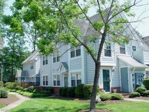 Building Photo - 400 Bracknell Arch