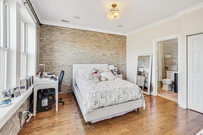 Building Photo - 6150 N Ravenswood Ave