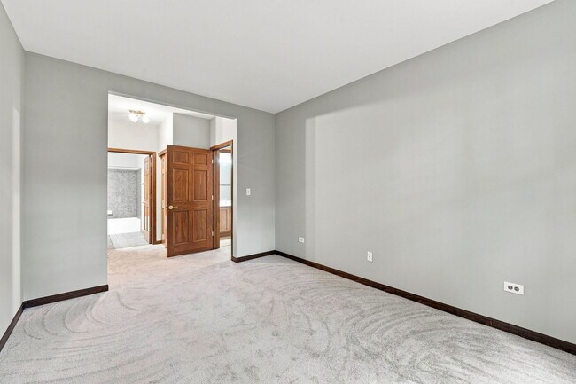 Building Photo - 2532 Oneida Ln
