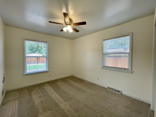 Building Photo - $0 DEPOSIT OPTION!  CHARMING 3BED/2BATH HARVEY PARK RANCH STYLE HOME!