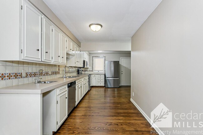 Building Photo - 125 S Oakwood St