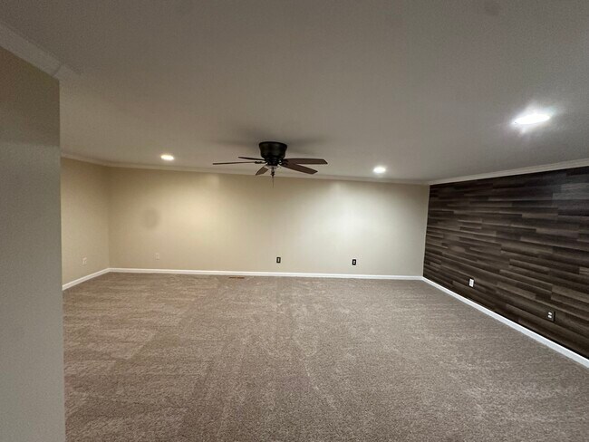 Large master bedroom with large closet - 1444 Dodge St