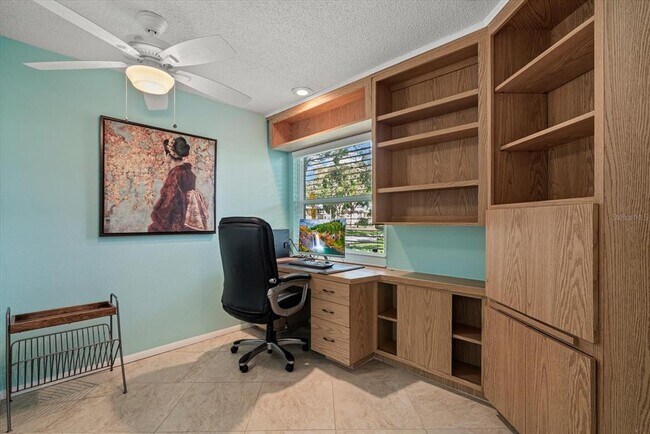 Building Photo - 6916 W Country Club Dr N