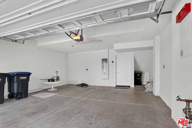 Building Photo - 1678 Topanga