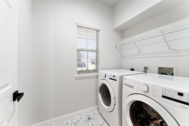 Building Photo - 313 Sweet Leaf Ln