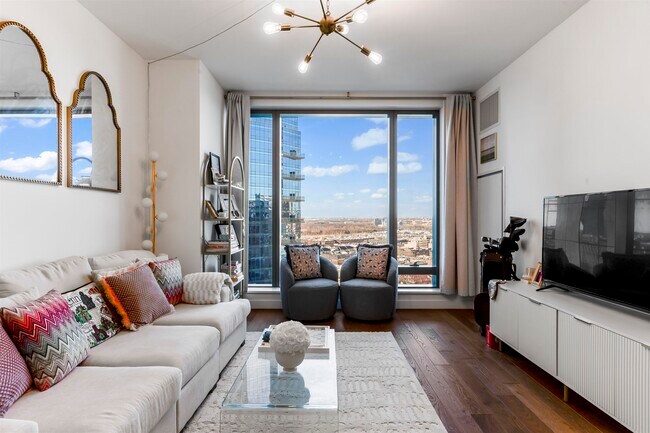 Building Photo - 99 Hudson St