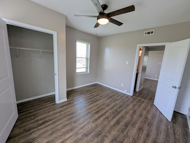 Building Photo - 5572 Clemens Ave