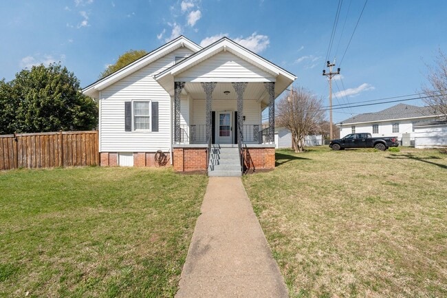 Building Photo - ELECTRICITY INCLUDED on this Renovated 2 B...