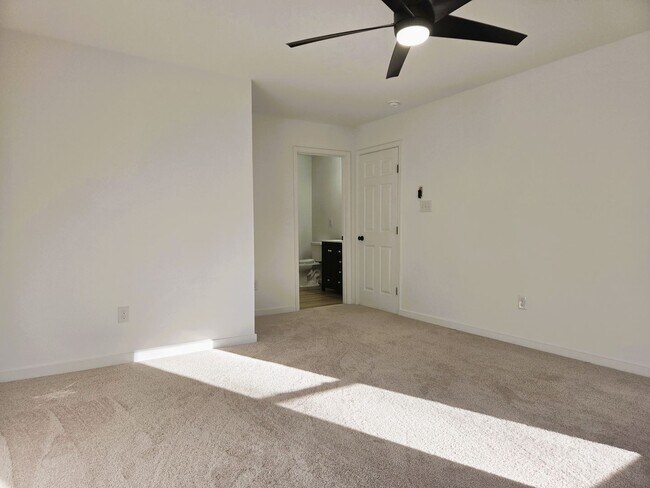 Building Photo - Large 3 story home located in Glenwood Park just minutes from downtown Richmond