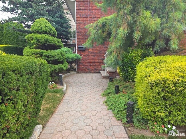 Building Photo - 440 Hillcrest Pl