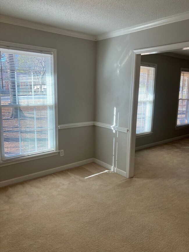 Building Photo - 1018 Jefferson Rd