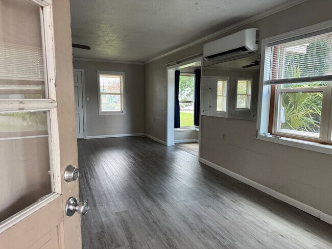 Building Photo - 304 N Rockingham Ave