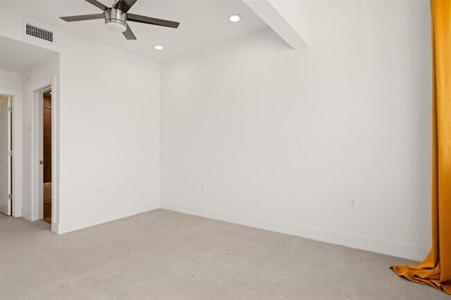 Building Photo - 604 N Bluff Dr