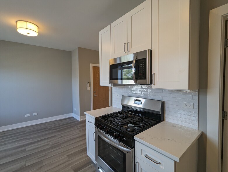 Building Photo - 3935 N Janssen Ave