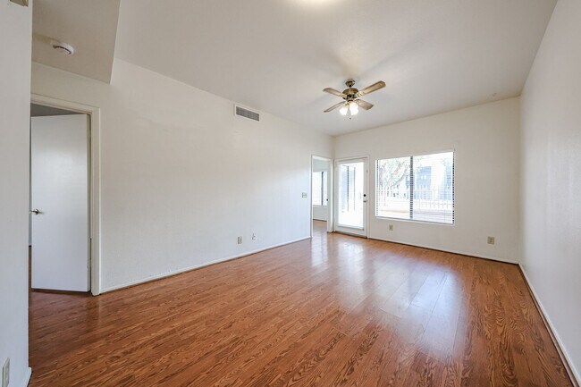 Building Photo - Centrally located and affordable in Woodla...