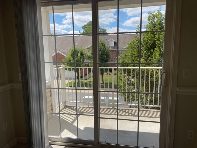 Building Photo - Shelby Township 2 Bedroom, 2 Bath Condo-St...