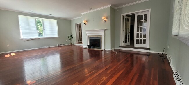 Building Photo - Spacious 3 bedroom 2.5 bathroom home in Ha...
