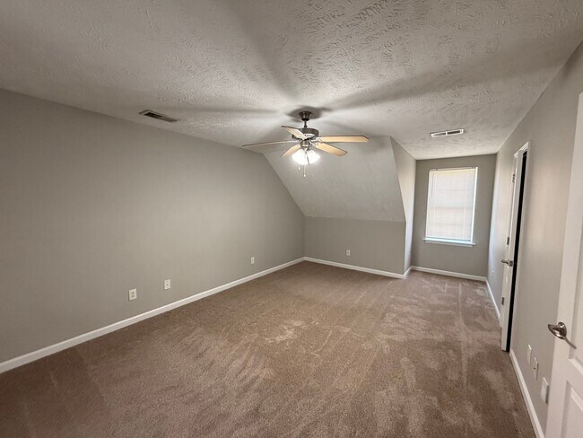 Building Photo - 3 BR, 2.5 BA, 2 Car Garage, Fenced in Backyard