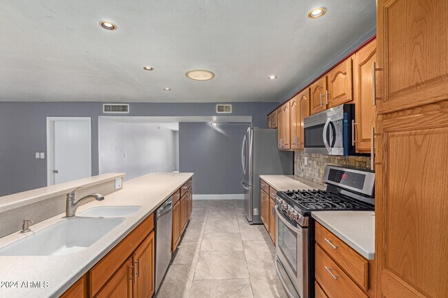 Building Photo - 2058 E Oxford Dr