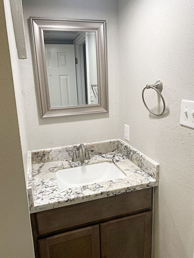 Building Photo - 5941 B Bedford Dr., Beaumont, TX 77708