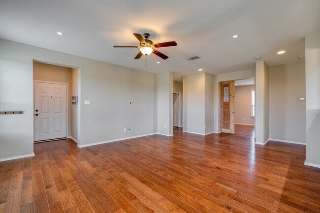 Building Photo - 117 Brittany Ln