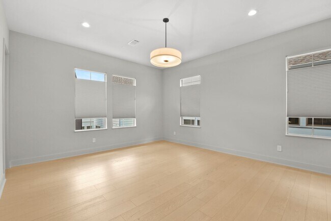 Building Photo - Exclusive Montrose Residence W/ High-End D...