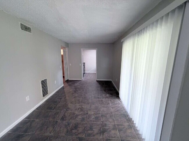 Building Photo - "Charming 3-Bedroom Home with 2 Full Baths in Prime Lakeland Location!"