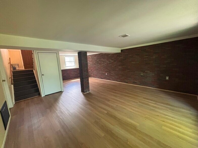 Building Photo - 11 Woodland Ct