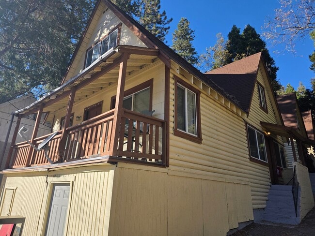 Building Photo - Cute 2 bedroom, 1 bath close to town