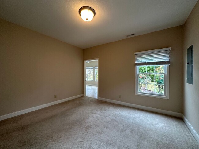 Building Photo - 3 Bedroom / 2 Bath Brick Home Kingsport, TN