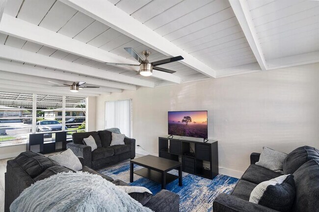 Building Photo - 2501 NE 12th St