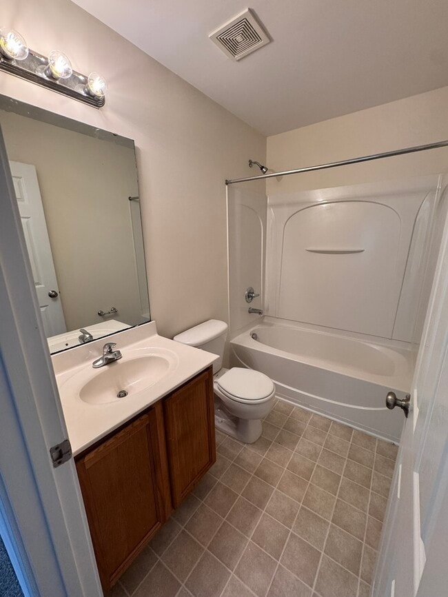 Building Photo - HUGE 3 Bed 3.5 Bath 3 Story Town Home, AVA...