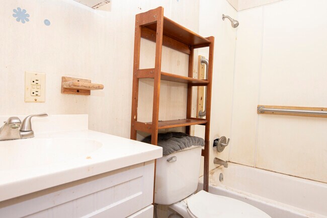 Building Photo - 407 Nugier Ave