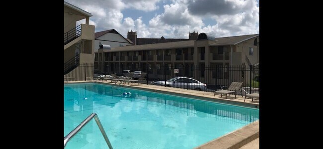 Building Photo - Available Summer 2026 2 BD / 1 BA Condo Walking Distance to FSU!