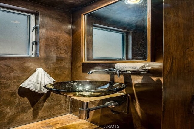 Building Photo - 414 Venice Way