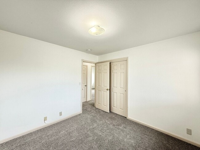 Building Photo - Huge 6br/3ba SF House with Solar Panels!