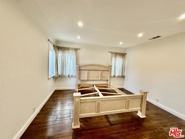 Building Photo - 128 S Swall Dr