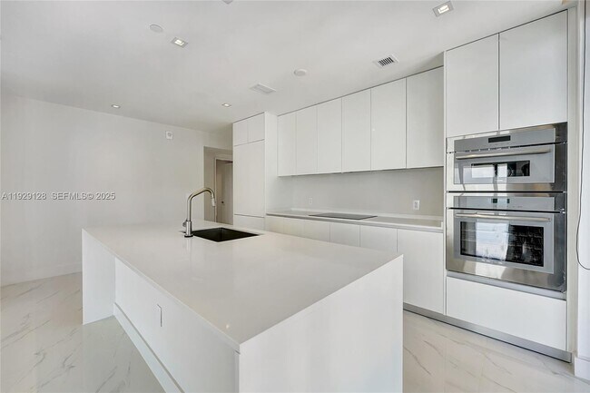 Building Photo - 700 NE 24th St