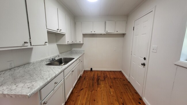 Building Photo - Two Bedroom duplex Available for Rent in L...