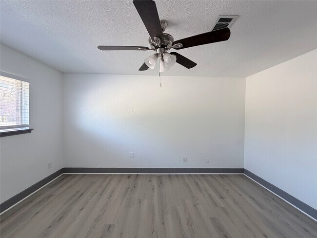 Building Photo - 9750 Guest St